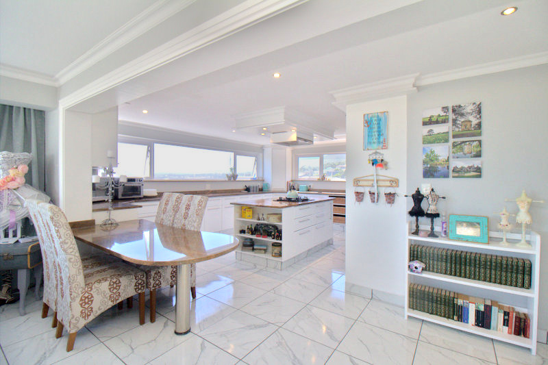 8 Bedroom Property for Sale in Mountainside Western Cape